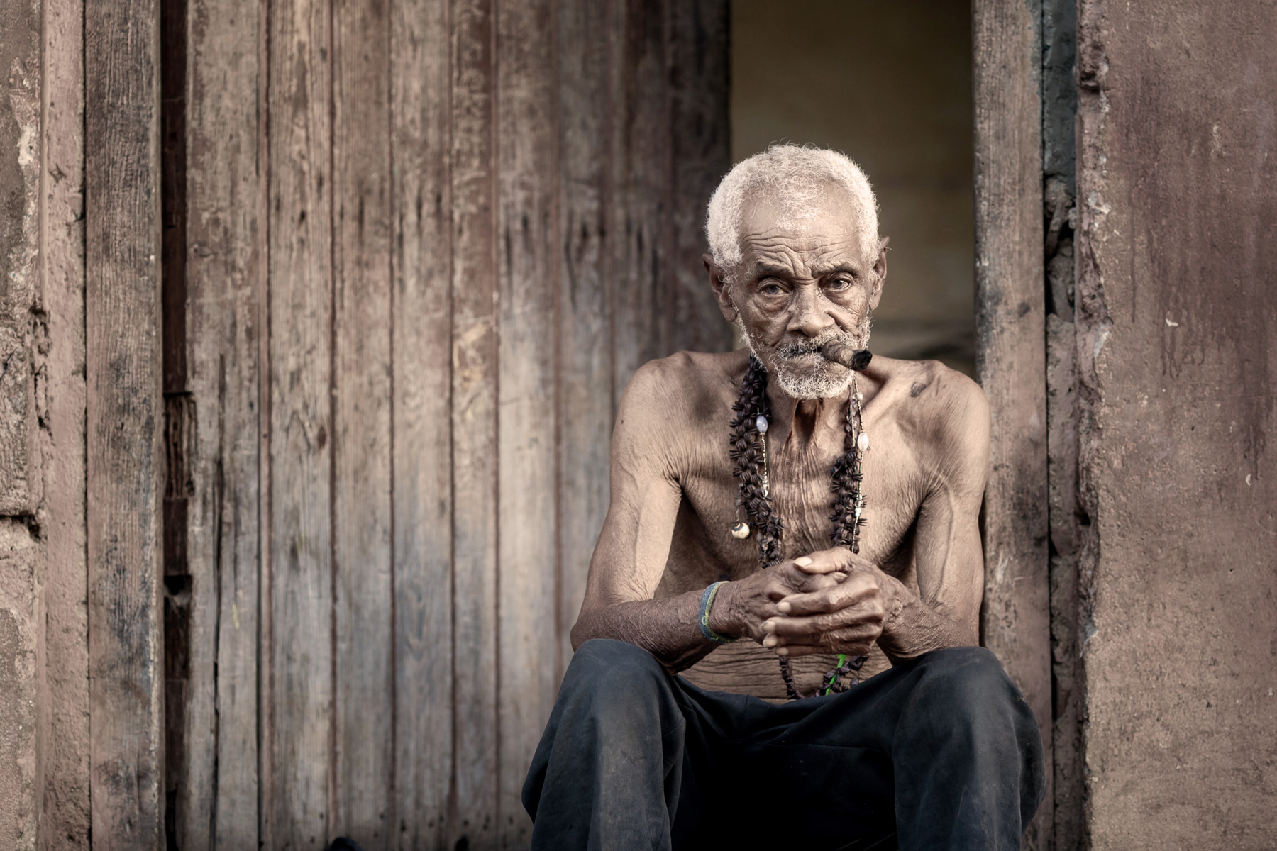 Mann in Kuba mit einer Zigarre